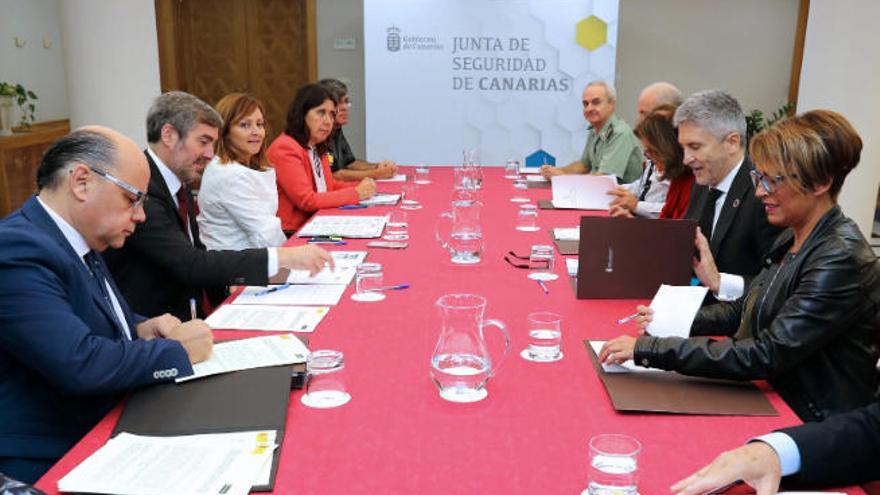 Reunión de la Junta de Seguridad de Canarias, presidida por Clavijo y el ministro Gran-Marlaska.