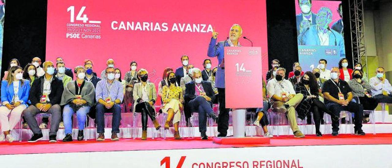 Ángel Víctor Torres, ayer, en el Gran Canaria Arena con la nueva Comisión  Ejeuctiva regional del PSOE canario en la clausura del 14 Congreso del partido en las Islas.