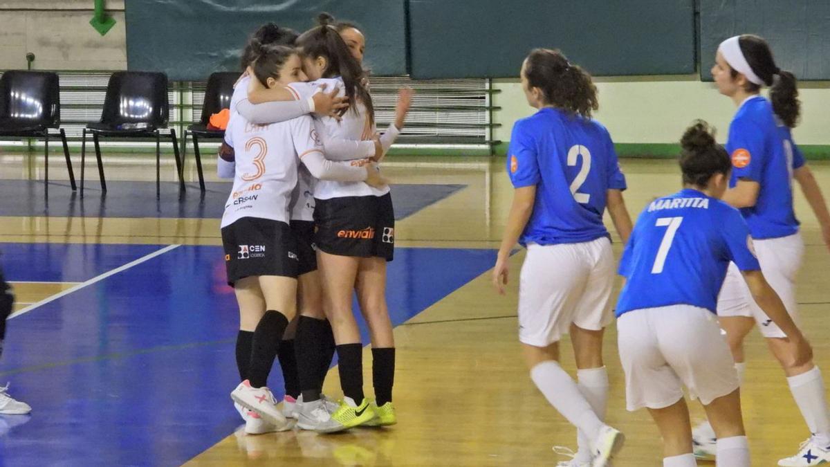 Las jugadoras del Ourense Envialia, festejando un gol ante el Esplugues en el Paco Paz. |  // F.,CASANOVA