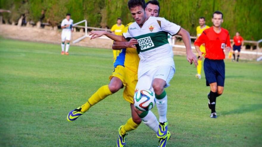 El lateral izquierdo Jordi Hostench completa la defensa