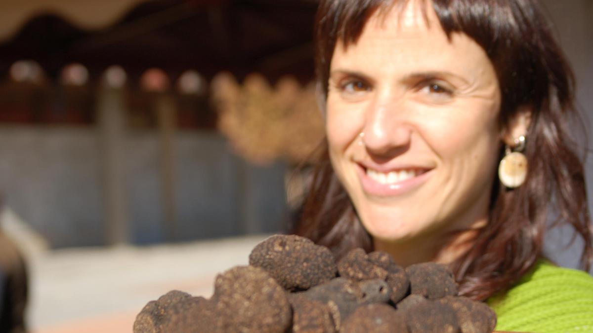 Una empresària agroalimentària amb una mostra de tòfones