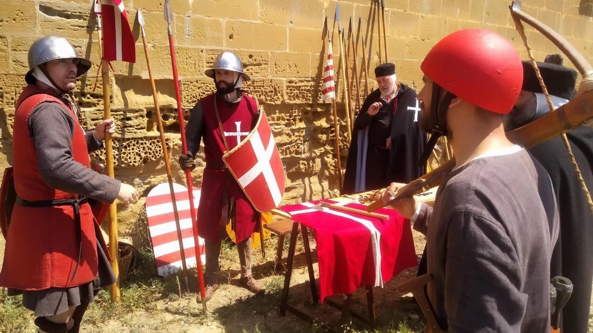 Soldados medievales que participan en la recreación.