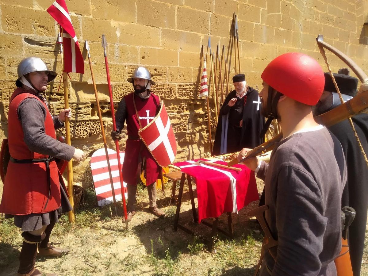 Soldados medievales que participan en la recreación.