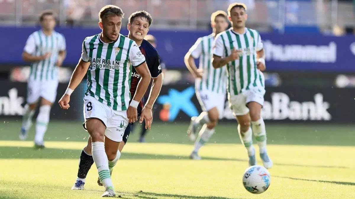 Isma Ruiz realiza un pase durante la segunda mitad del pasado Éibar-Córdoba CF.