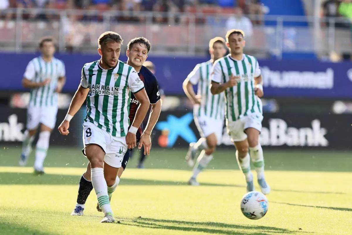 Isma Ruiz realiza un pase durante la segunda mitad del pasado Éibar-Córdoba CF.