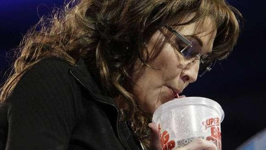 Palin bebe un refresco gigante en la conferencia republicana.  // Reuters