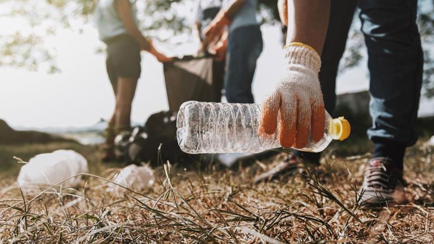 Los participantes recogerán la basura en el entorno de Bejís.