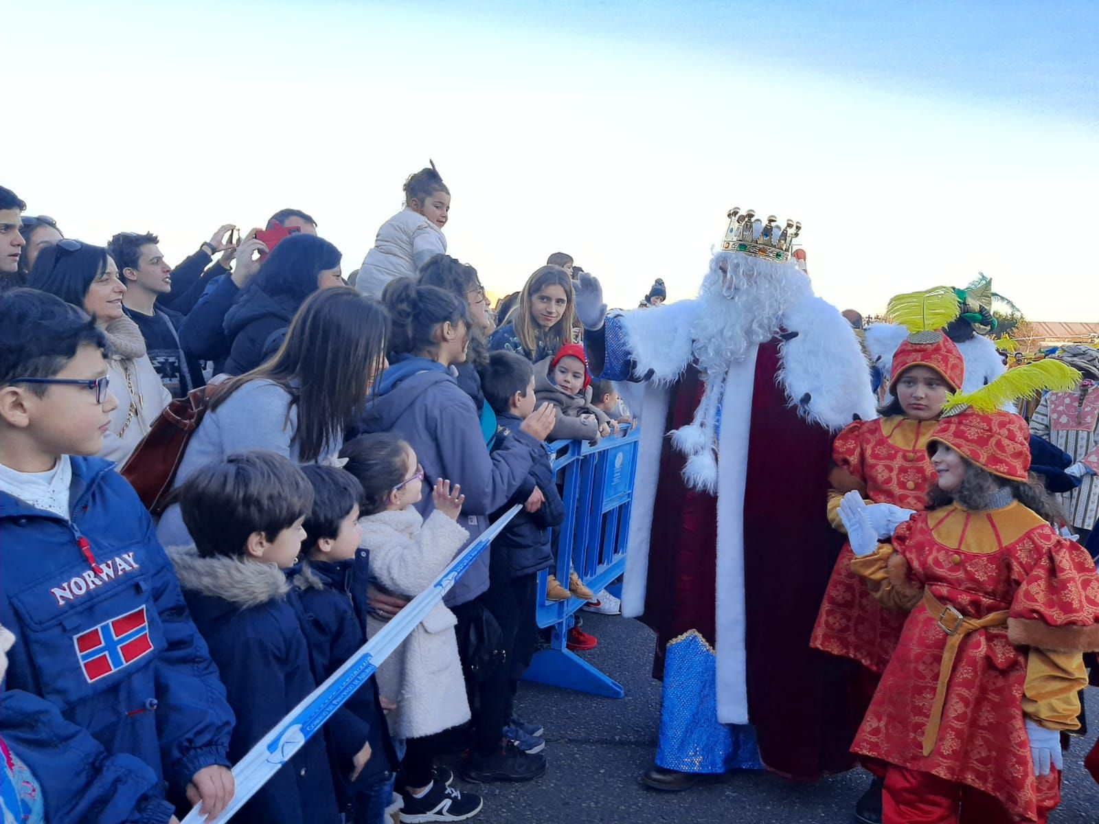 En imágenes: los Reyes Magos, en aeroplano hasta Llanera