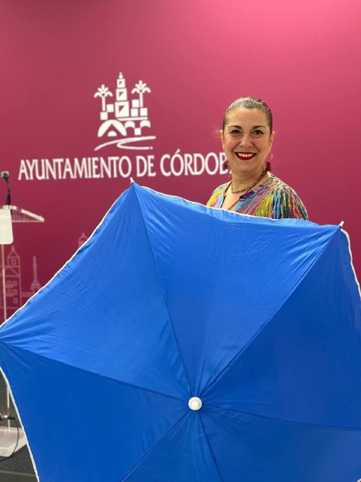 La delegada de Mayores, Eva Contador, con una sombrilla.