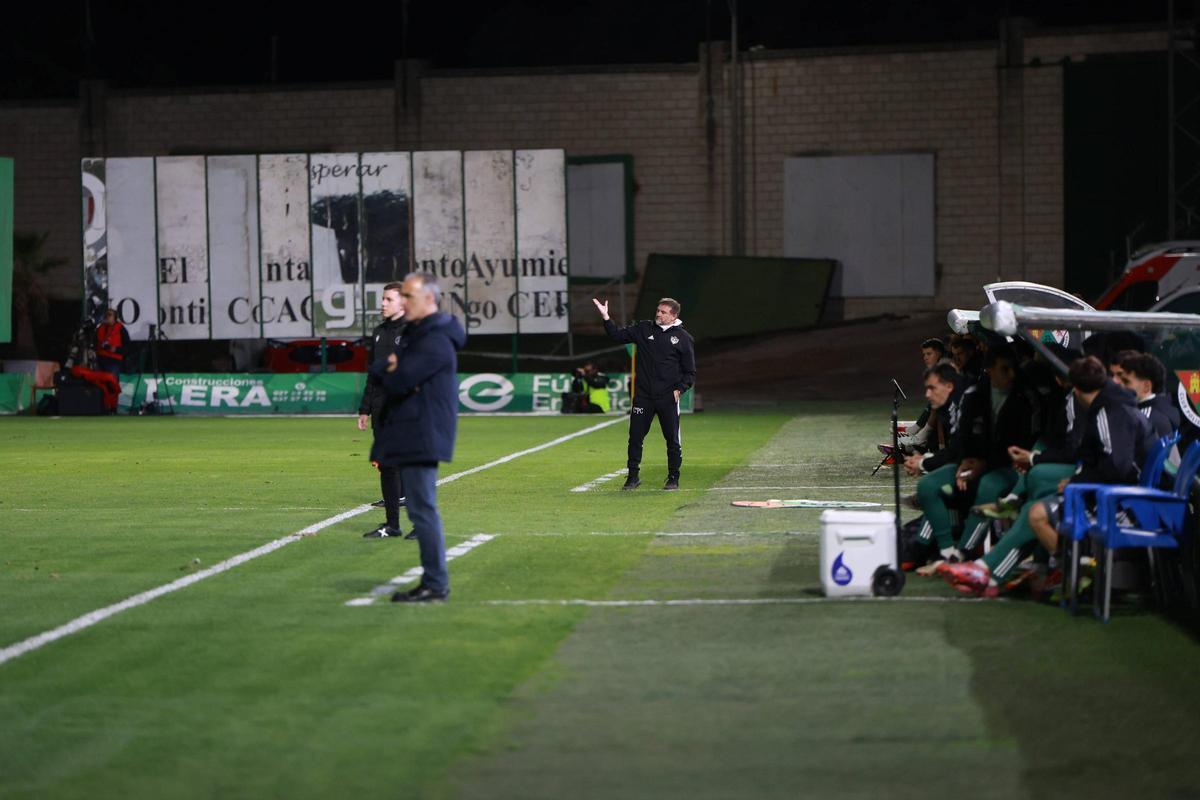 Julio Cobos, al fondo, durante el Cacereño-Racing de Ferrol.