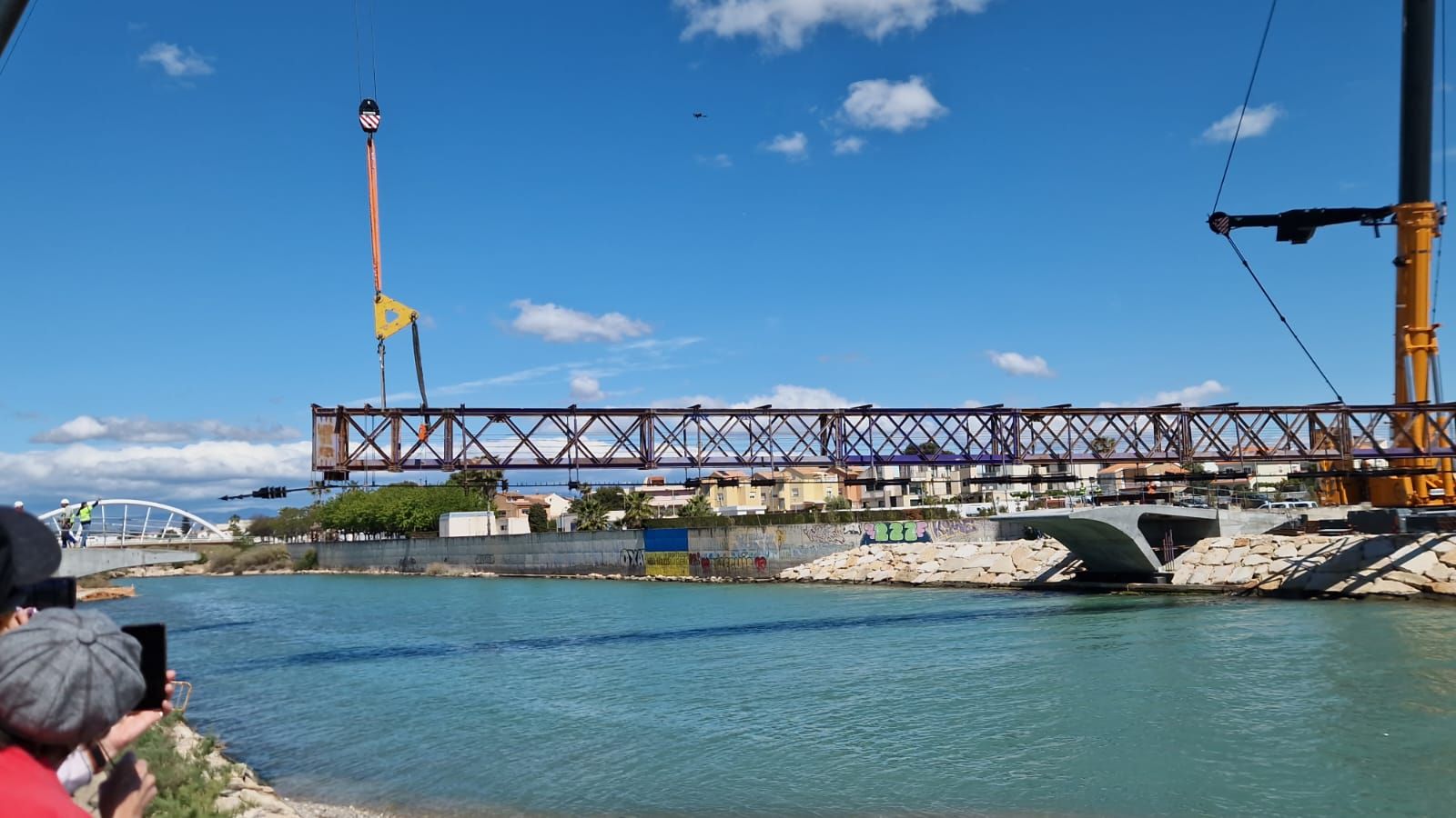 Instalan la estructura de metal de la pasarela del Cervol en Vinaròs