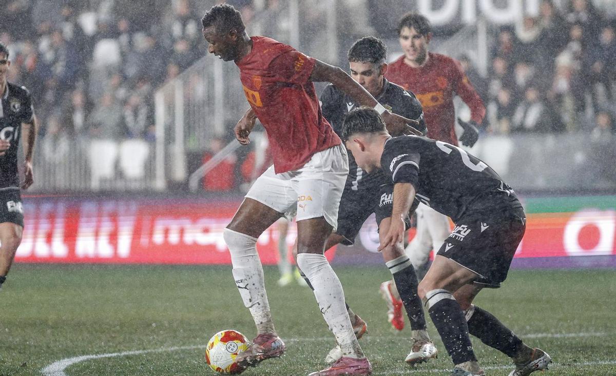 El Valencia apela a Umar Sadiq, que apunta a ser titular hoy después de marcar en Copa ante el Burgos, para conseguir su primer triunfo a domicilio. | SANTI OTERO | EFE