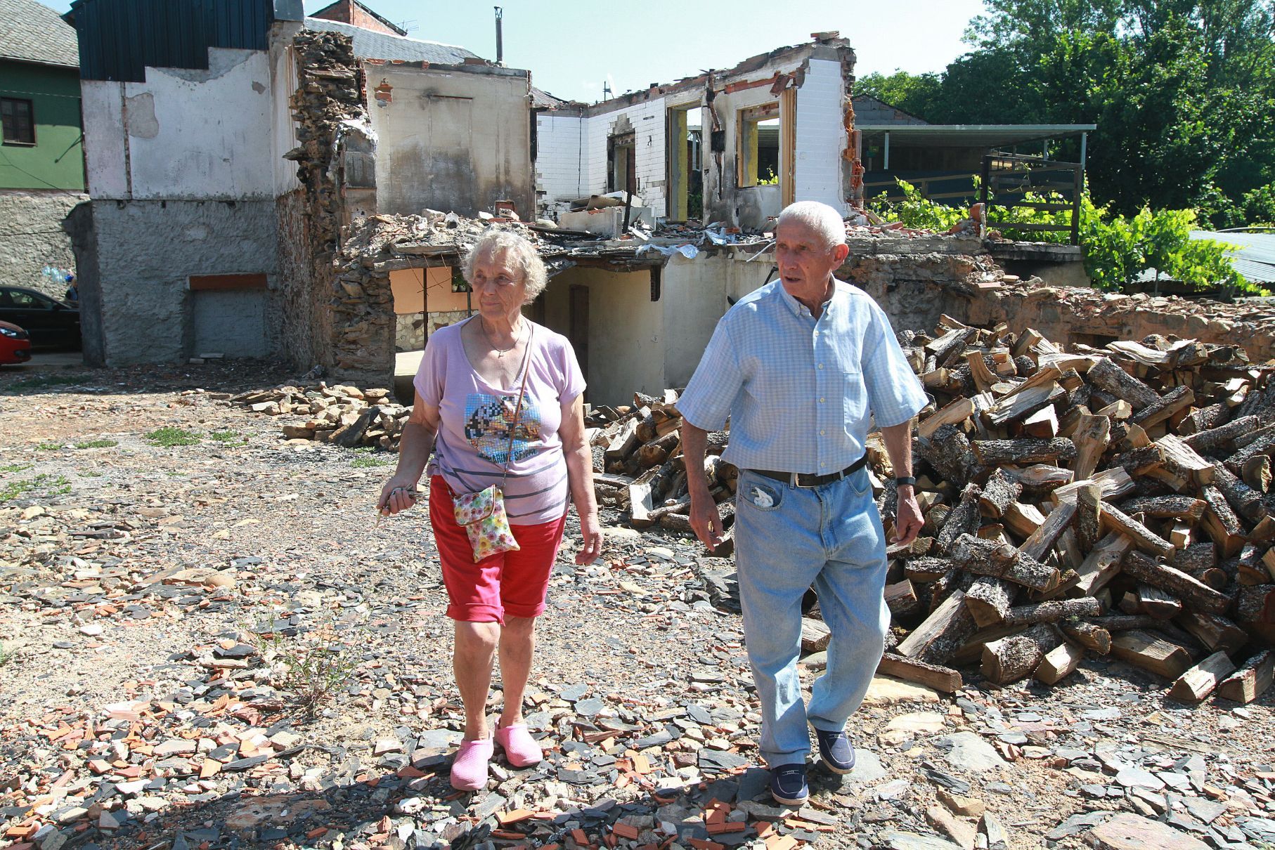 Marina y Ceferino caminan por una zona devastada en la que, antes del incendio, había casas