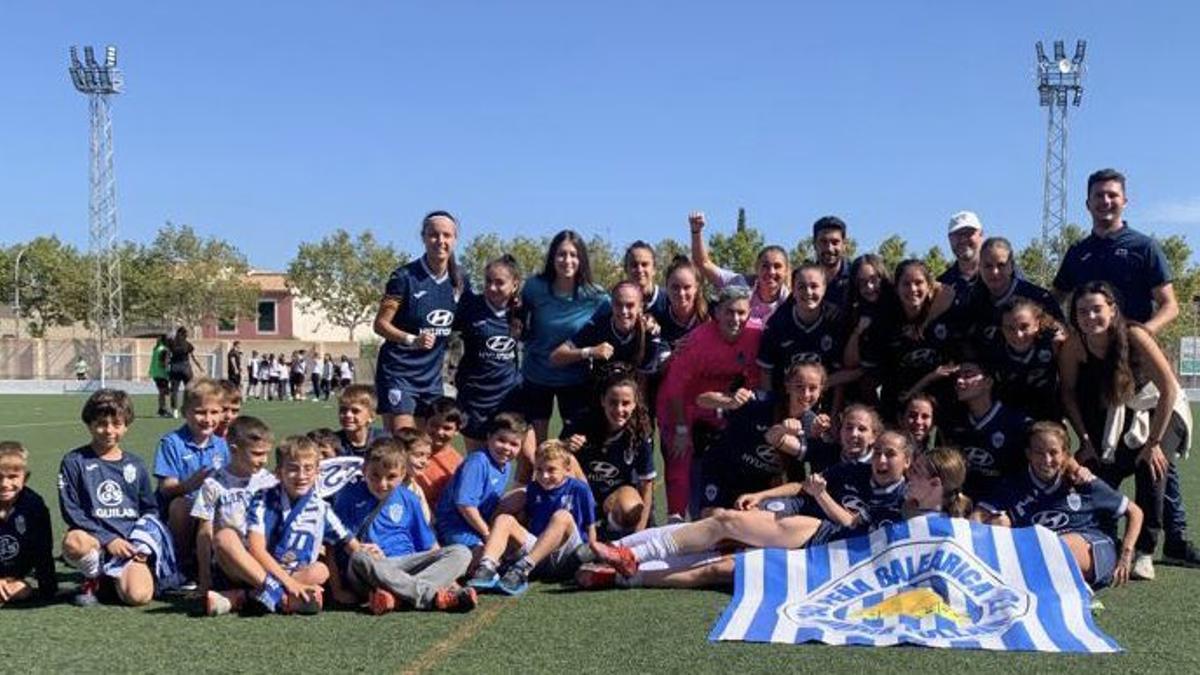 La plantilla del Atlético Baleares femenino B festeja la consecución de la Copa Federación al ganar por 2-1 al Constància.