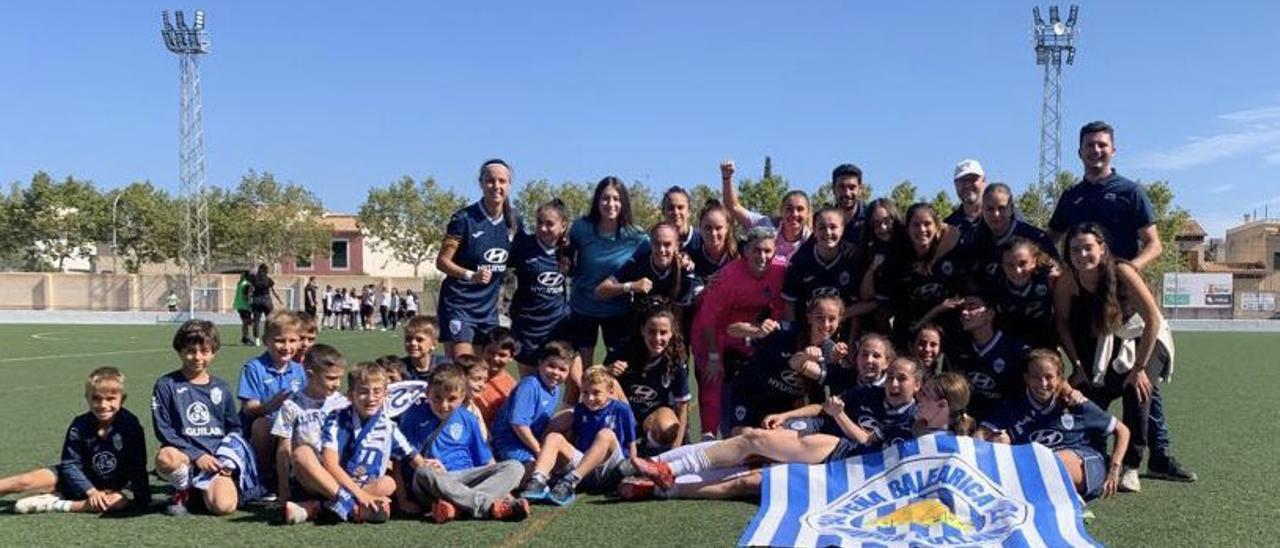 La plantilla del Atlético Baleares femenino B festeja la consecución de la Copa Federación al ganar por 2-1 al Constància.