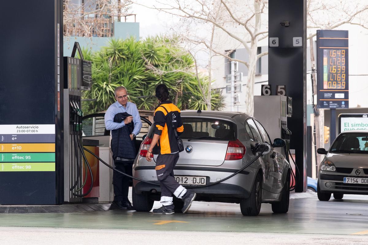 Un empleado de la gasolinera Repsol del Camí de Son Rapinya atiende a un cliente