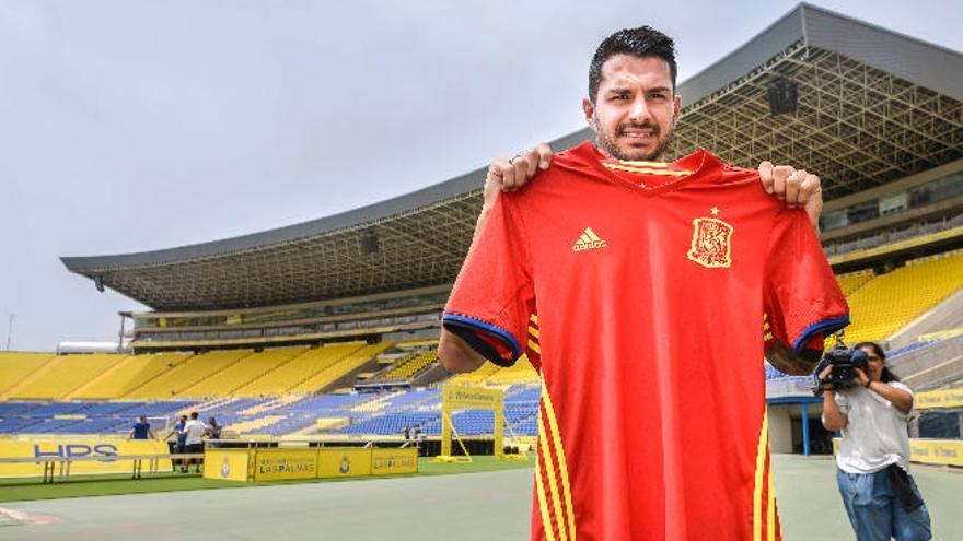 Víctor Machín Pérez &#039;Vitolo&#039;, el pasado agosto, posa con la elástica de España en el Gran Canaria.