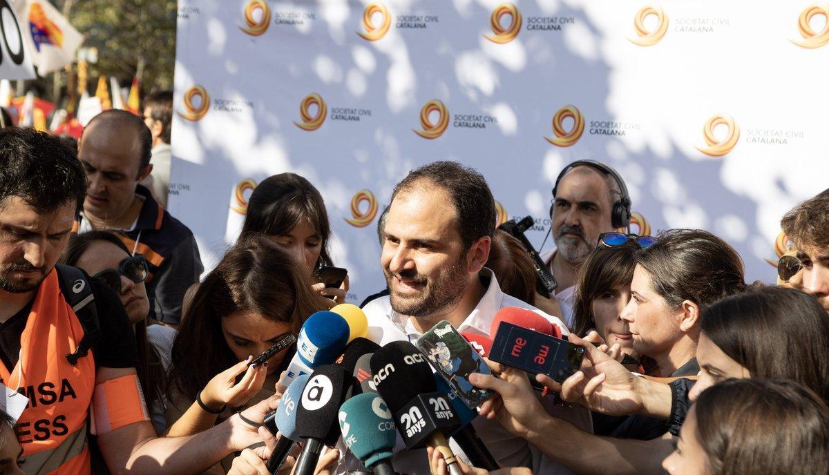 27/10/2019 El presidente de Sociedad Civil Catalana, Fernando SÃ¡nchez Costa, atiende a los medios de comunicaciÃ³n durante la manifestaciÃ³n bajo el lema ’Por la concordia, por Catalunya: Â¡Basta!’, en Barcelona (CataluÃ±a/EspaÃ±a) a 27 de octubre de 2019.