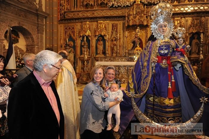 Los niños pasan por el manto de la Fuensanta