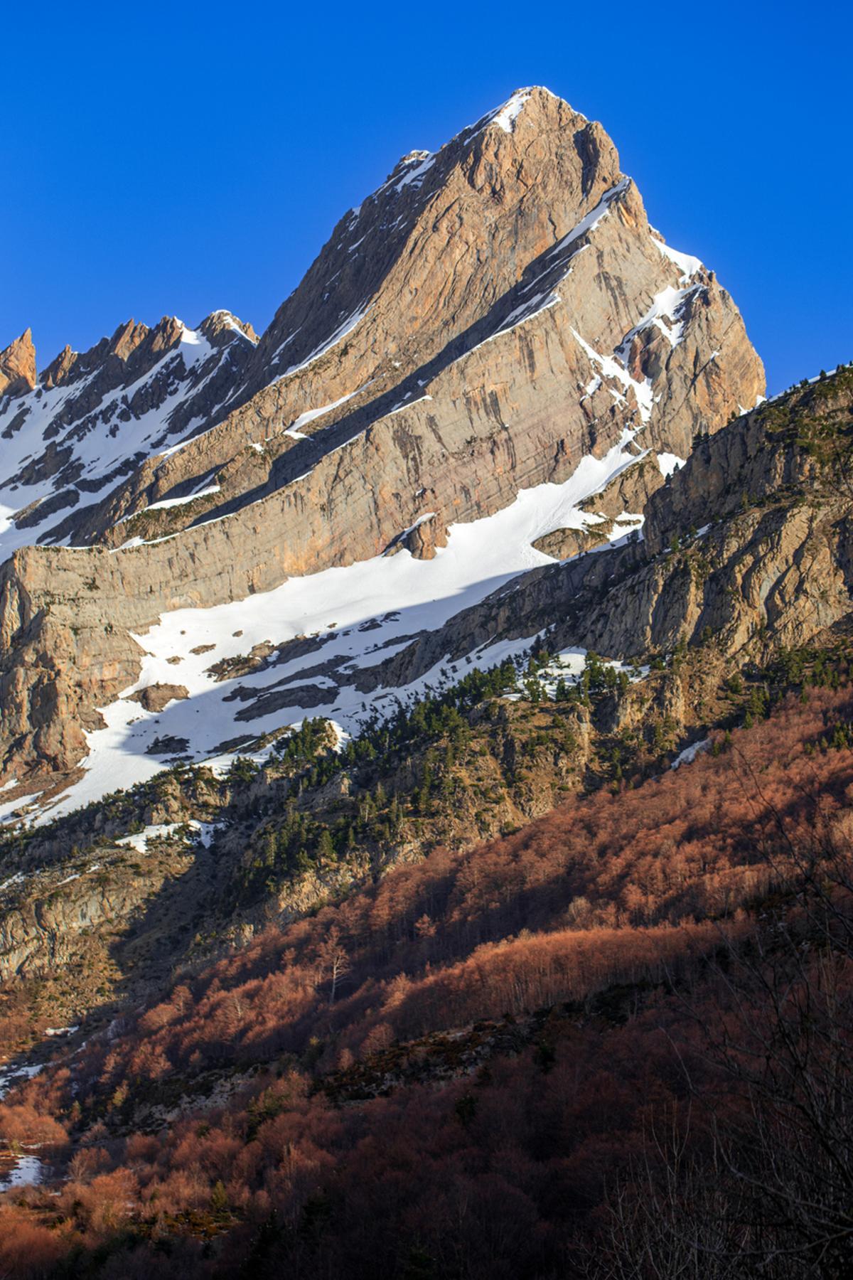 Cima montañosa en los Pirineos.