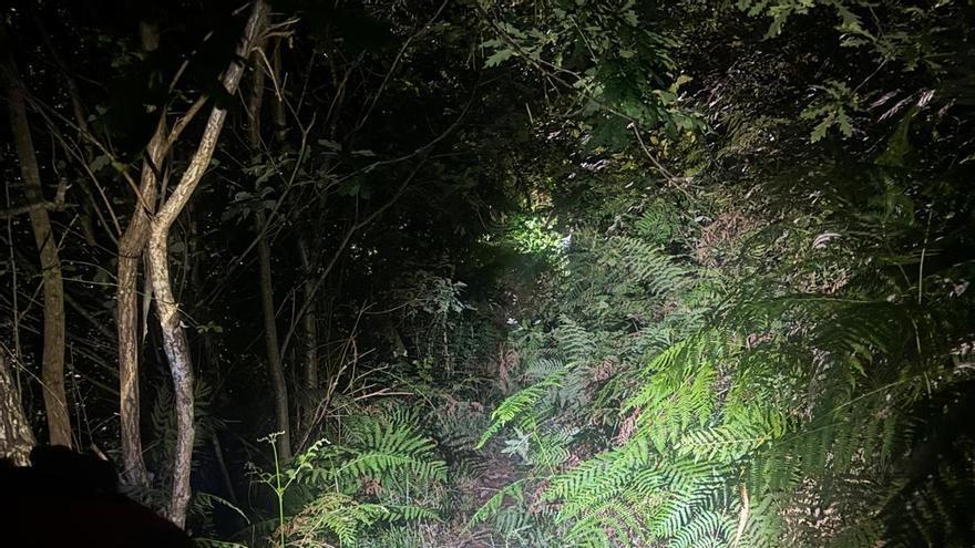 Heroico rescate nocturno de un joven tras una caída en las pozas de Aranza en Soutomaior: dos kilómetros a pie por un tortuoso sendero