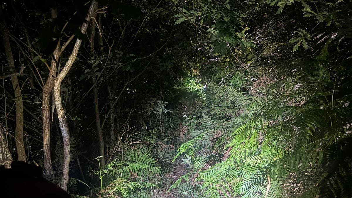 El tortuoso sendero por el que tuvo que ser evacuado a pie el joven herido en una caída en las pozas de Aranza, en Soutomaior.