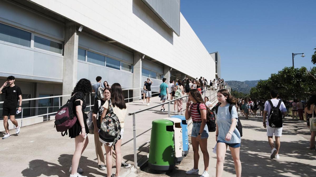 Alumnos en su primer día de Selectividad este año en la UIB. | MARÍA PEDRAZ