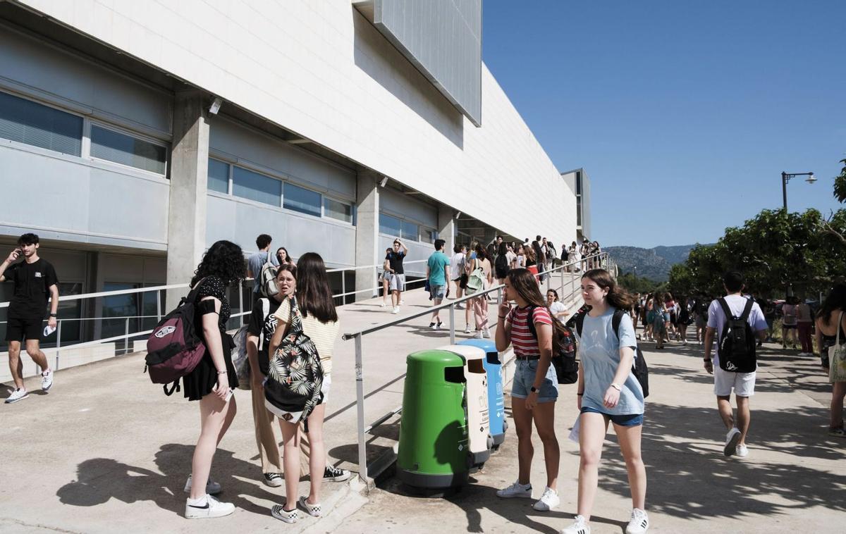 Alumnos en su primer día de Selectividad este año en la UIB. | MARÍA PEDRAZ