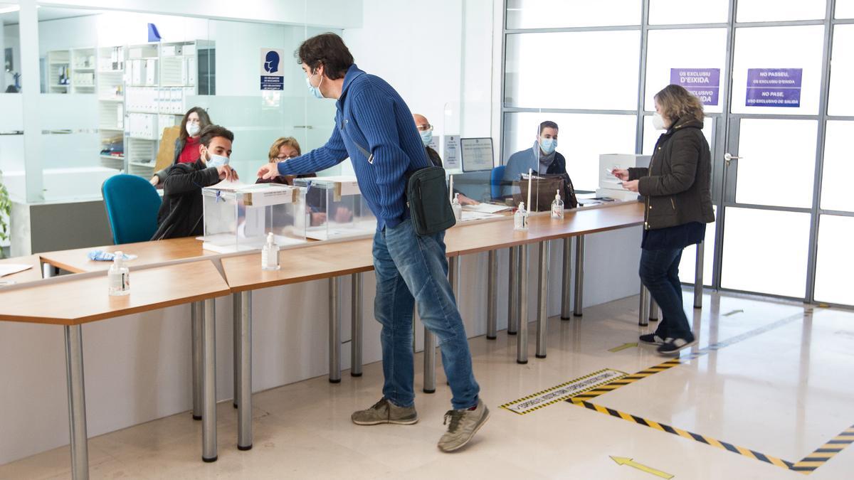 Los catedráticos Amparo Navarro y José Vicente Cabezuelo se disputan este jueves el Rectorado de la UA