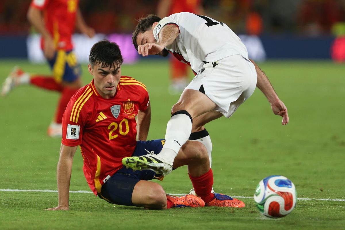 Pedri roba un balón al georgiano Otar Kiteishvili durante el España-Georgia.