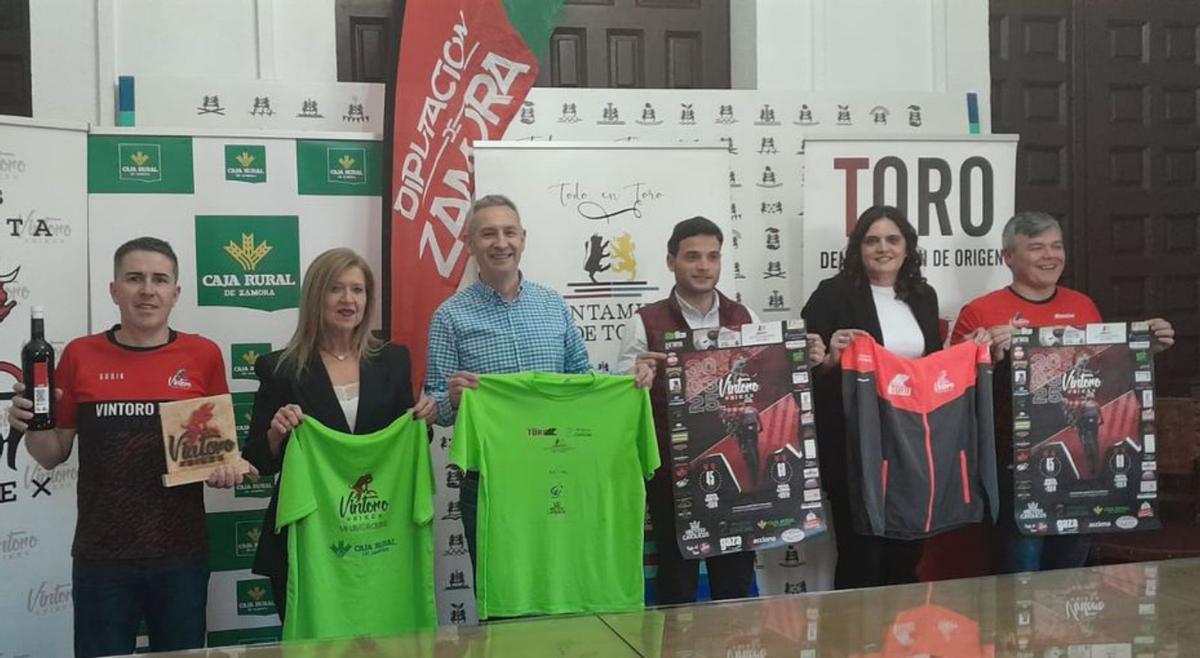 Participantes en el acto de presentación de la VintoroBike.    | CARMEN TORO