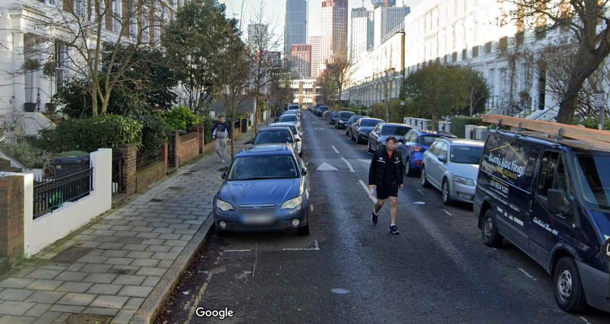 Una calle de Lambeth, tomada por los coches