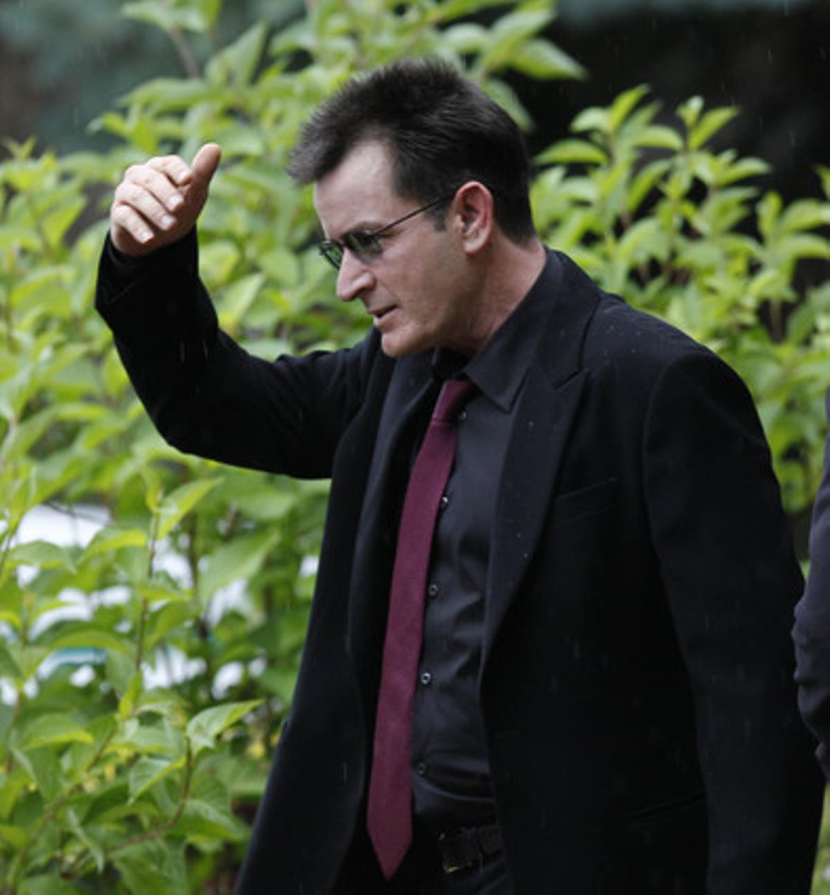Charlie Sheen, a l’arribar al tribunal d’Aspen (Colorado), que el va condemnar a sotmetre’s a rehabilitació, el 2 d’agost. Charlie Sheen, a l’arribar al tribunal d’Aspen (Colorado), que el va condemnar a sotmetre’s a rehabilitació, el 2 d’agost.