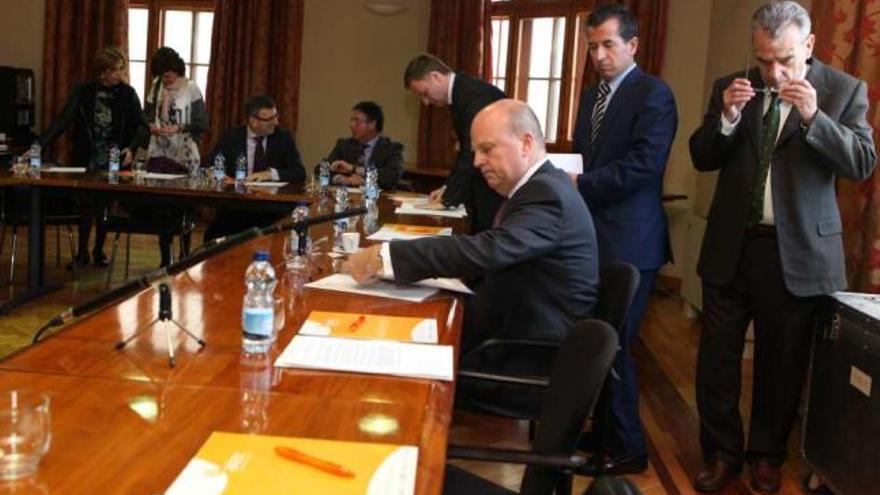 El conseller de Economía, Industria y Comercio, Máximo Buch, en una reunión con empresarios celebrada el mes pasado en Aitex.