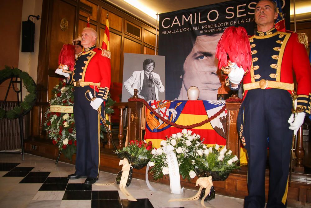 Cientos de personas pasan por delante de la urna con las cenizas del cantante para rendirle el último homenaje