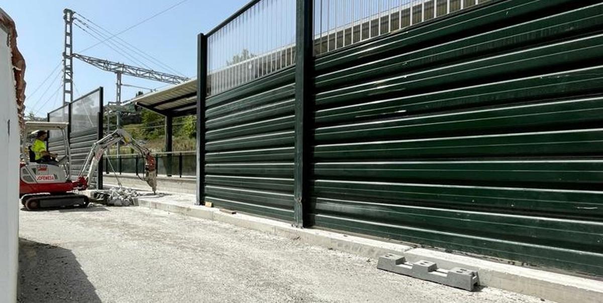 Obras de instalación de las pantallas antirruido en la estación lenense.