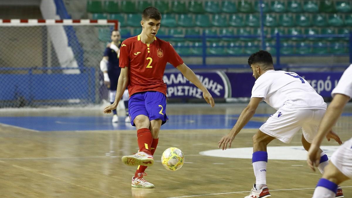 El barcelonista Antonio Pérez, durante un partido con la selección española