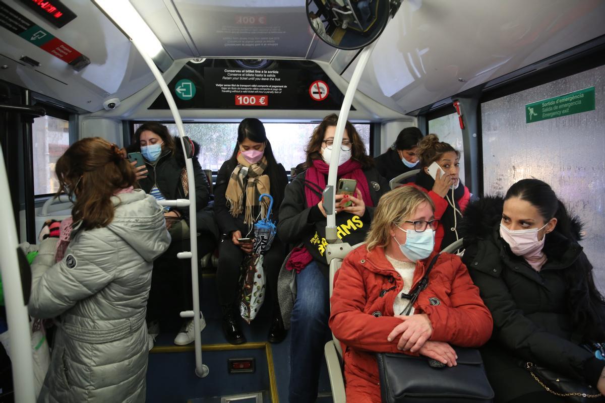 Último día de la mascarilla obligatoria en el transporte público