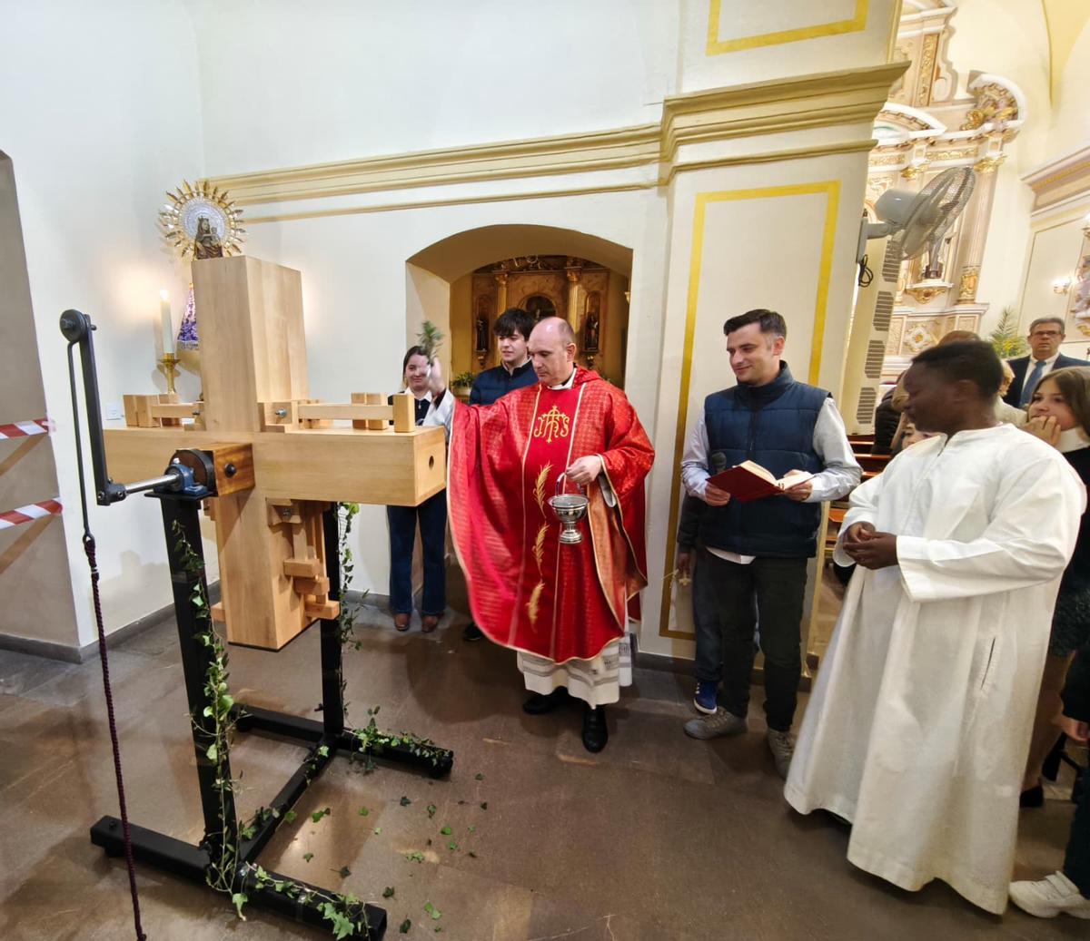 El rector, Rafael García, va beneir la matraca.