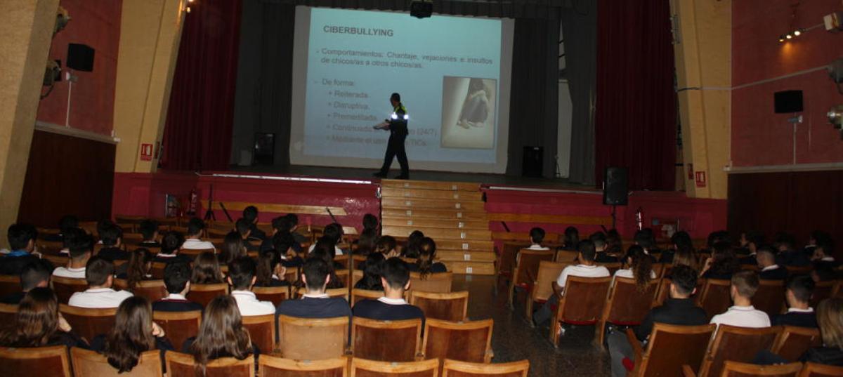 Una de las charlas a los alumnos