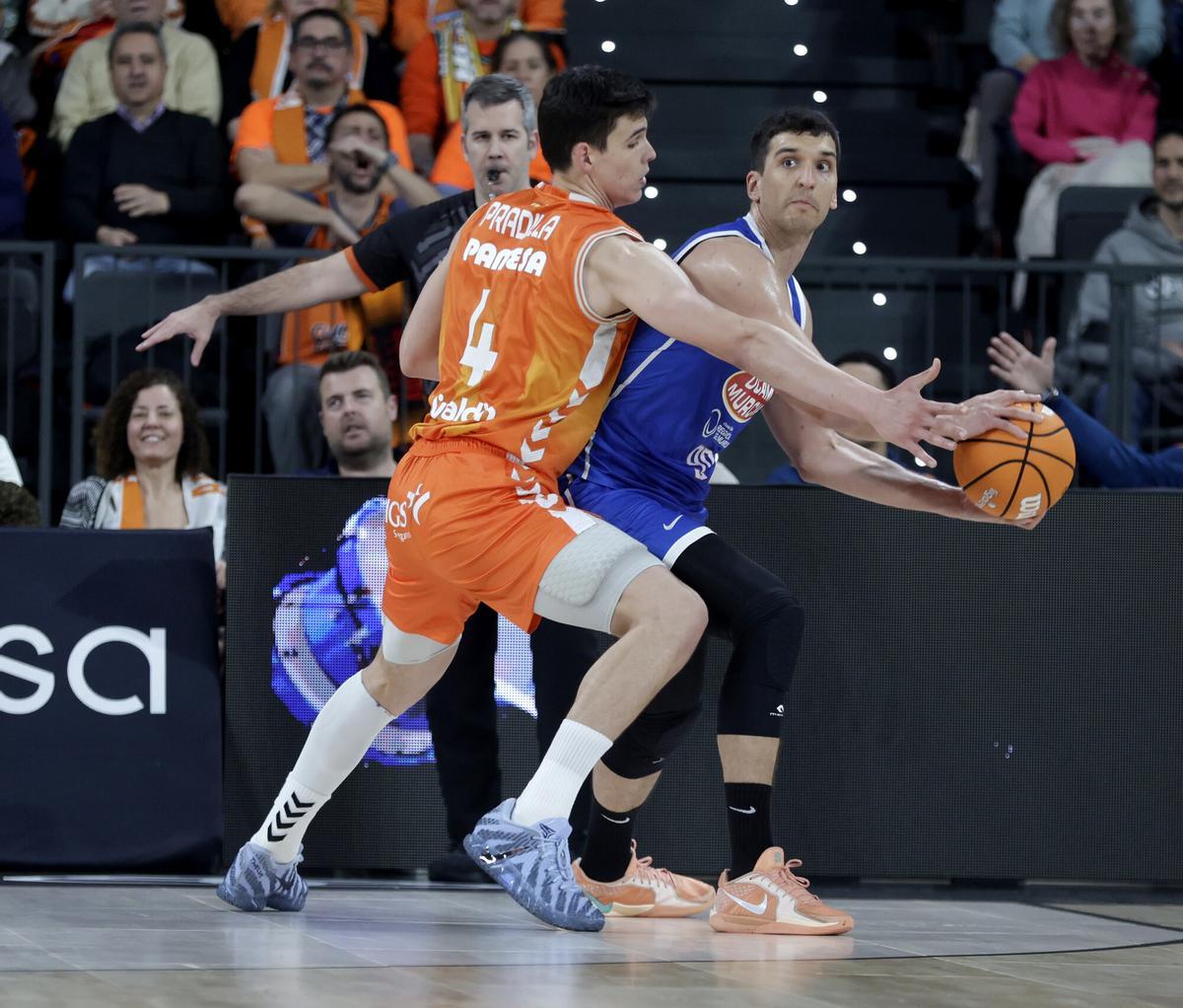 Toni Nakic, del UCAM Murcia, durante el encuentro ante el Valencia Basket el pasado domingo.