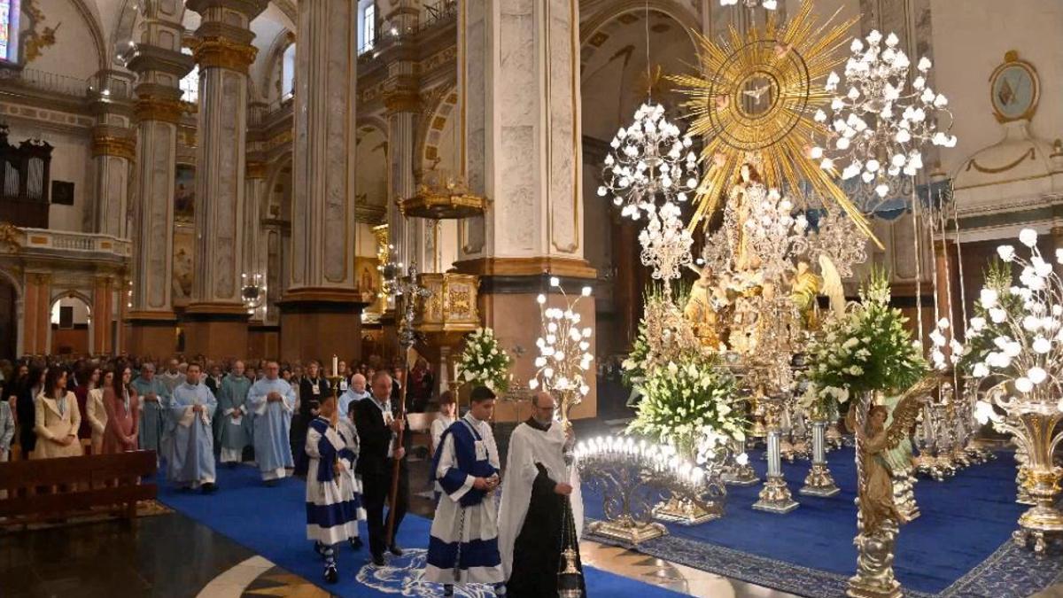 L’església arxiprestal de Vila-real va acollir ahir la multitudinària missa de la Festa de les Casades purissimeres.