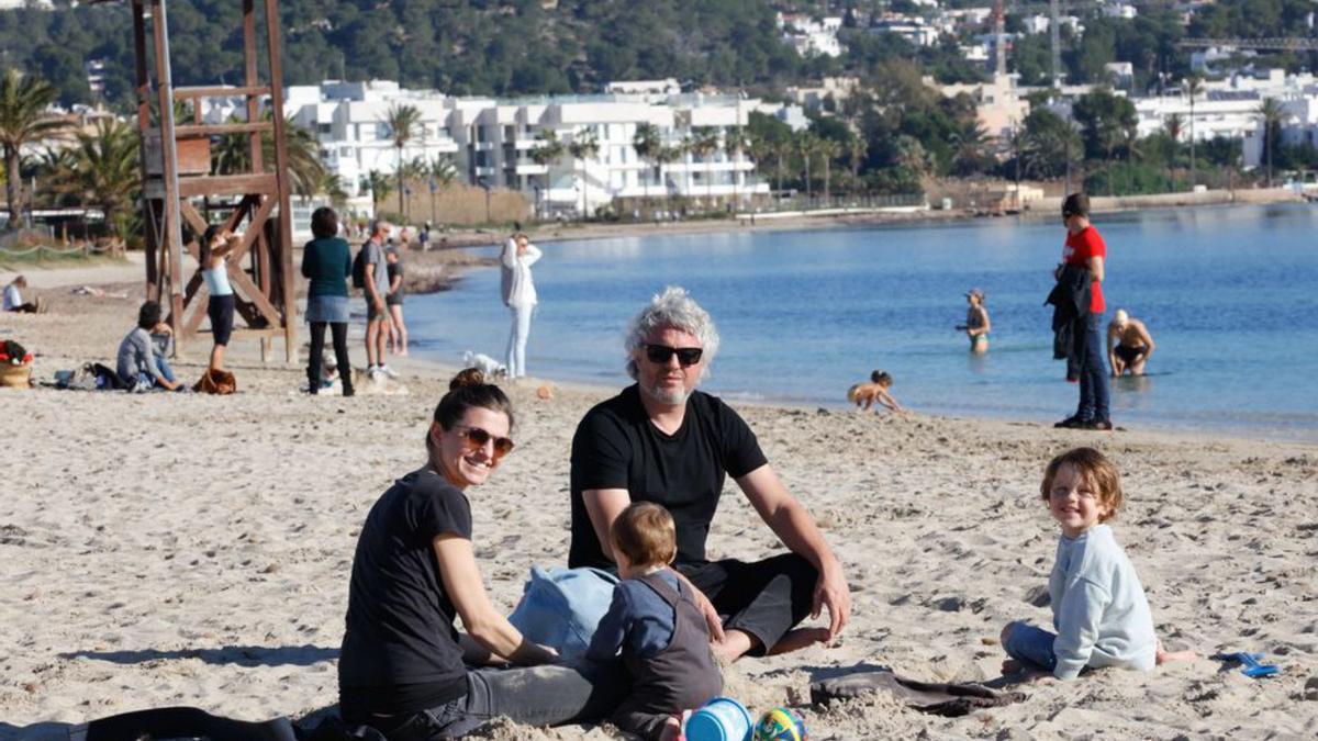 Michael y Amanda visitan Eivissa desde hace 44 años. | VICENT MARÍ