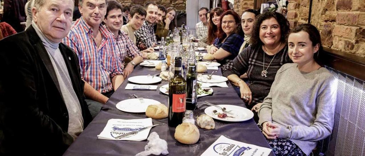 Pedro Sánchez Lazo, en primer término, acompañado de sus discípulos, ayer, en un restaurante ovetense.