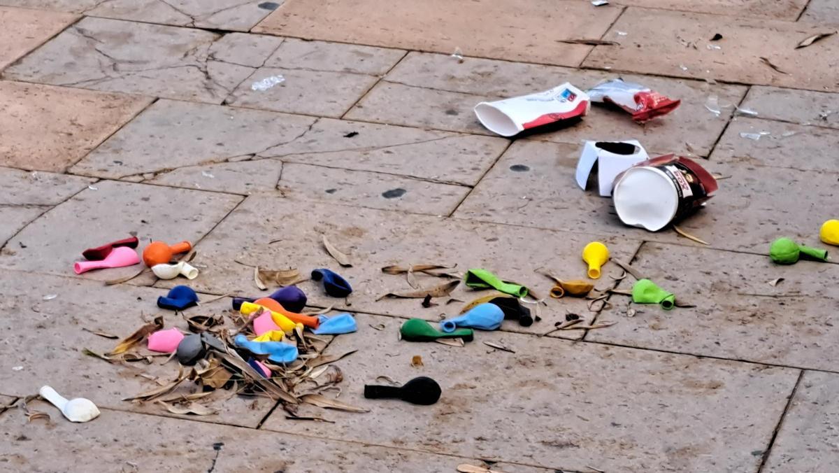 Galería de imágenes de la suciedad en el la playa de s'Arenal de Sant Antoni a primera hora de la mañana Galería de imágenes de la suciedad en el la playa de s'Arenal de Sant Antoni a primera hora de la mañana