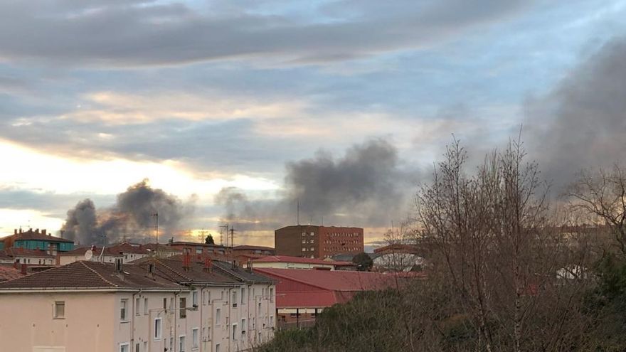 La humareda, vista desde una vivienda de la ciudad de Gijón.