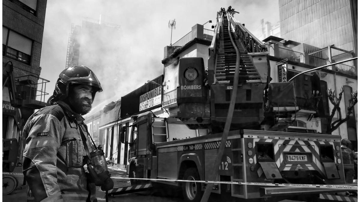 Heroico servicio de los bomberos en el incendio de una antigua discoteca de Castelló