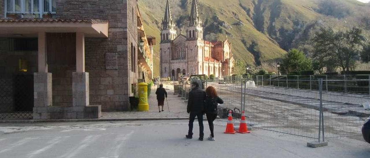 Visitantes, ayer, en la explanada de la basílica de Covadonga, en obras.