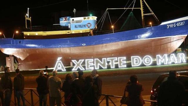 La glorieta ajardinada del "Alfageme" ya luce el lema del homenaje "Á xente do mar". // Adrián Irago