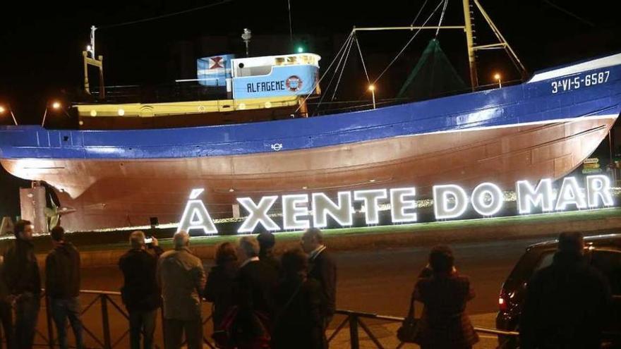 La glorieta ajardinada del "Alfageme" ya luce el lema del homenaje "Á xente do mar". // Adrián Irago